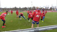 Xabi Alonso kehilangan keseimbangan saat mengontrol bola dan kemudian terpeleset hingga jatuh