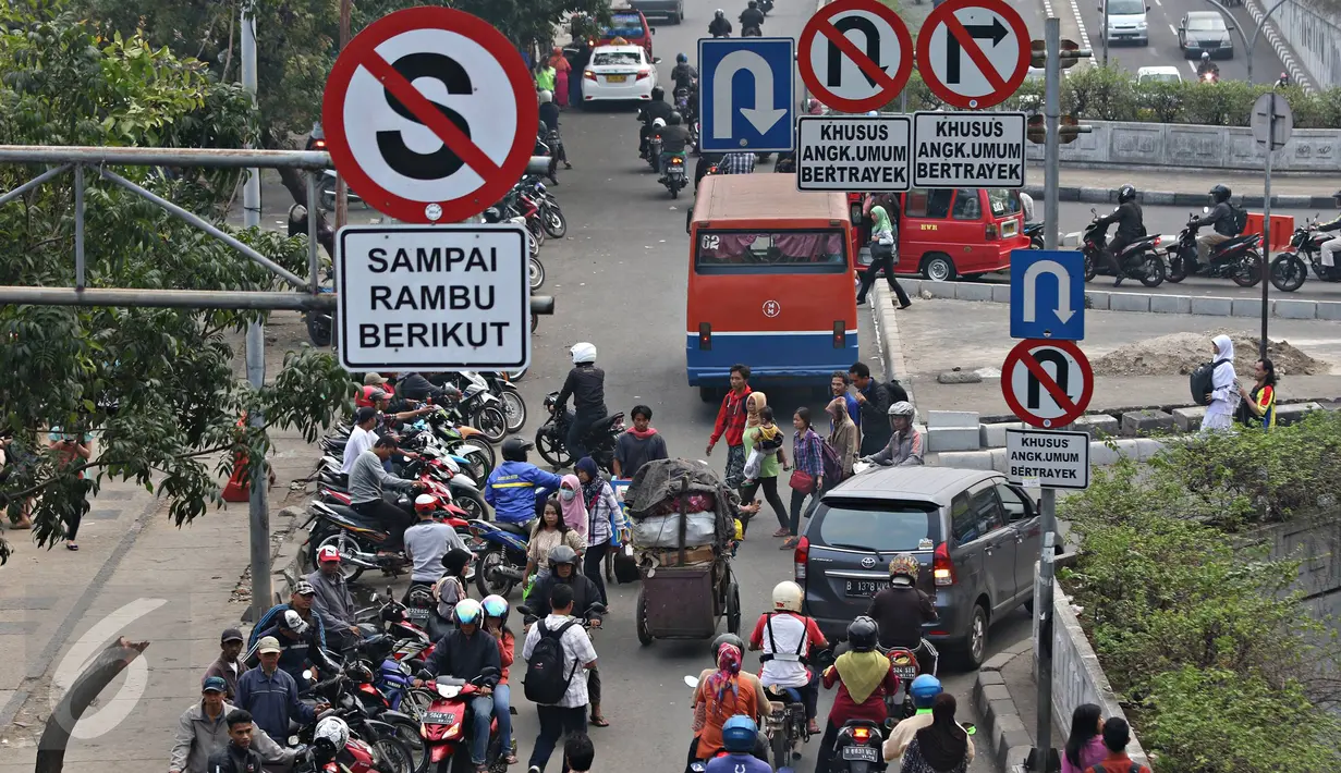Pengendara sepeda motor melawan arah di kawasan Pasar Minggu, Jakarta Selatan, (9/11/2015). Rambu - rambu lalu lintas yang berada di lokasi Pasar Minggu ini tampak tak berfungsi sama sekali. (Liputan6.com/Immanuel Antonius)