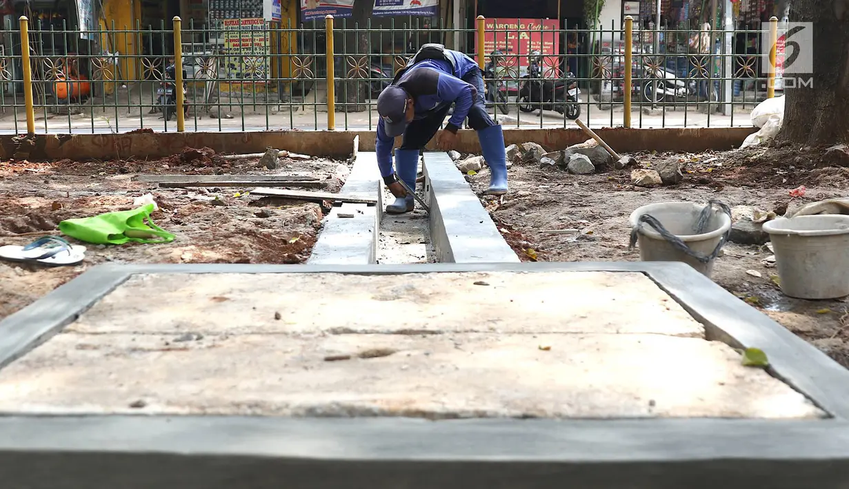 Petugas membuat saluran sumur resapan di kawasan Lenteng Agung, Jakarta, Rabu (20/3). Pembuatan sumur resapan di kawasan tersebut bertujuan mengurangi genangan air yang timbul setiap hujan deras. (Liputan6.com/Immanuel Antonius)