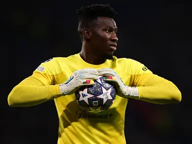 Kiper Inter Milan, Andre Onana memegang bola pada laga final Liga Champions 2022/2023 melawan Manchester City di Ataturk Olympic Stadium, Istanbul, 10 Juni 2023. (AFP/Marco Bertorello)