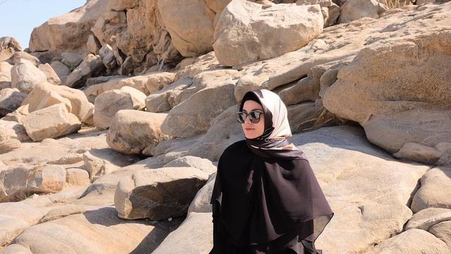 6 Potret Medina Dina Pakai Hijab, Dapat Restu Roy Marten Meski Beda Agama dengan Gading
