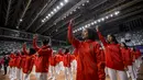 Para atlet joget bersama saat acara pengukuhan kontingen Indonesia di Istora Senayan, Jakarta, Minggu (5/8/2018). Pada Asian Games XVIII, Indonesia menurunkan 938 atlet. (Bola.com/Vitalis Yogi Trisna)