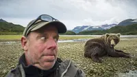 Selfie Paling Mematikan di Dunia 2015, Termasuk di Indonesia. Fotografer Amerika, Paul Souders berselfie dengan beruang sebagai latar belakangnya. (Paul Souders/Guardian)