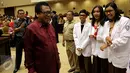 Wakil Ketua MPR Oesman Sapta berbincang dengan sejumlah siswa pada acara Sosialisasi Empat Pilar di Kompleks Parlemen, Jakarta, Rabu (30/9/2015). Acara sosialisasi empat pilar ini diikuti oleh siswa dari SMA 285 Jakarta. (Liputan6.com/Johan Tallo)