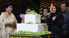 Siti Nurhaliza mendapatkan kue ulang tahun saat mengisi acara Golden Memories International di studio 5 Indosiar, Jakarta, Kamis (12/1). (Liputan6.com/Yoppy Renato)