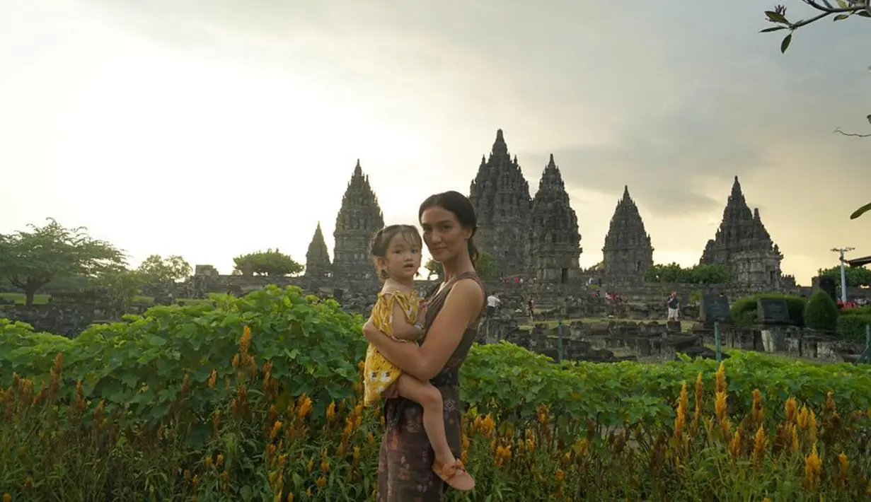 Kedekatan Atiqah Hasiholan dengan sang anak pun sering mendapat pujian dari netizen. Pasalnya, dirinya selalu menyempatkan waktu bagi si buah hati. Tak jarang pula dirinya membawa Salma ke lokasi kerja jika memungkinkan. (Liputan6.com/IG/@atiqahhasiholan)