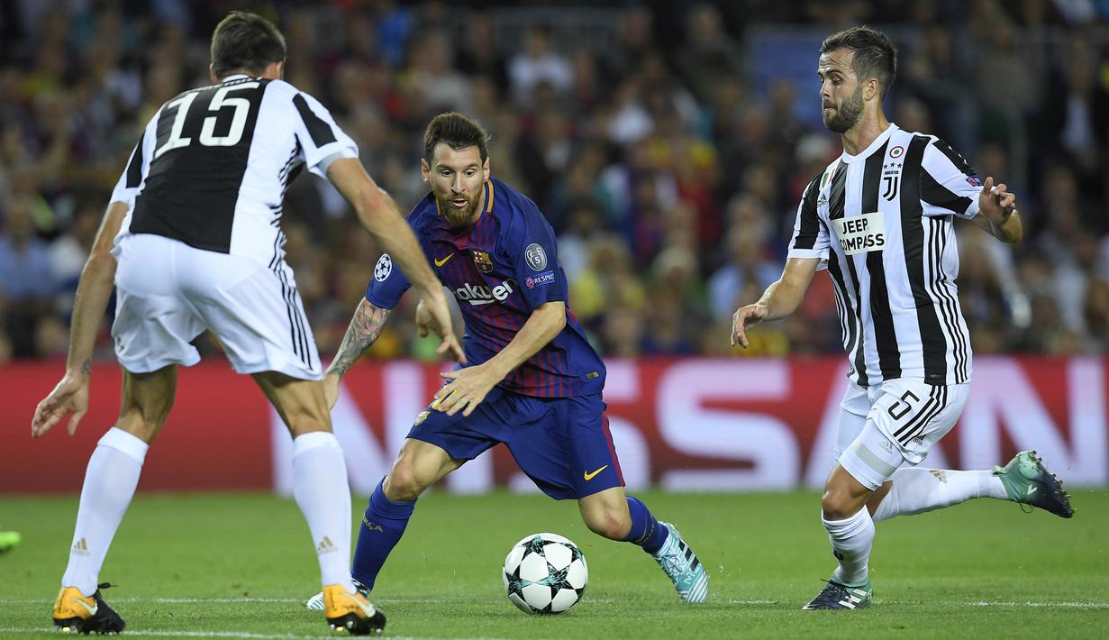 Bintang Barcelona, Lionel Messi, berusaha melewati hadangan pemain Juventus pada laga Liga Champions di Stadion Camp Nou, Katalonia, Selasa (12/9/2012). Barcelona menang 3-0 atas Juventus. (AFP/Lluis Gene)