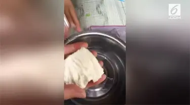 Sebuah toko di China dikabarkan menjual roti kukus palsu. Roti kukus diduga mengandung kertas.