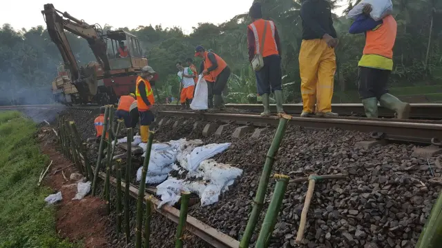Perbaikan jalur rel yang rusak akibat bencana alam di 2018. (Foto: Liputan6.com/KAI Daop 5 PWT/Muhamad Ridlo)