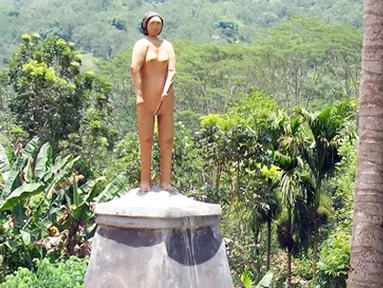 Citizen6, Flores: Fosil orang mini yang berjenis kelamin perempuan dan berukuran sekitar 50 cm kemudian dibuatkan patungnya di depan Liang Bua tersebut. (Pengirim: Dewi Rofita)