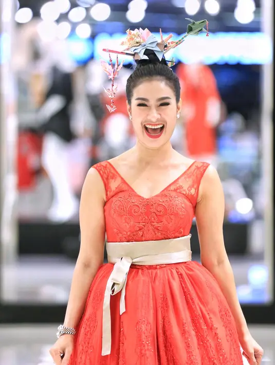 Sebagai penyanyi yang sudah merasakan pahit getirnya, Iis Dahlia juga mengesampingkan sikap iri dan dengkinya. Apalagi ia tak pernah menyangka bisa bertahan hingga 30 tahun. Bekerja bagi Iis Dahlia menjadi sarana hiburan. (Adrian Putra/Bintang.com)