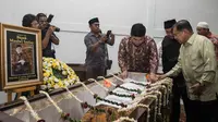 Wakil Presiden, Jusuf Kalla, melayat almarhum Maulwi Saelan saat penghormatan terakhir di Masjid Al-Azhar Syifa Budi, Jakarta, Selasa (11/10/2016). (Bola.com/Vitalis Yogi Trisna)
