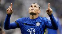 Thiago Silva - Bek tangguh asal Brasil ini masih menjadi pilihan utama Thomas Tuchel menjaga pertahanan Chelsea. Meski telah  berusia 37 tahun namun pengalaman dan kekuatan fisik yang dimiliki Silva membuatnya masih eksis di kancah tertinggi liga Inggris. (AP/Matt Dunham)