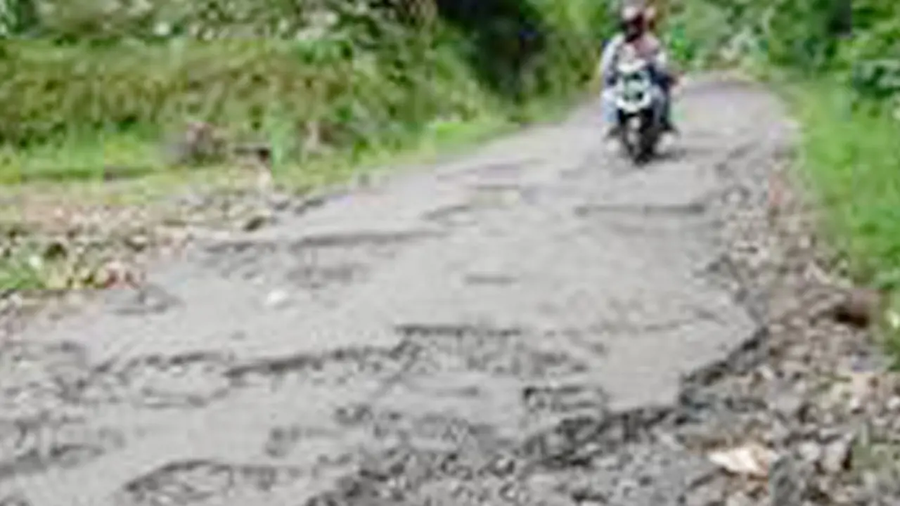 Jalan rusak pedesaan