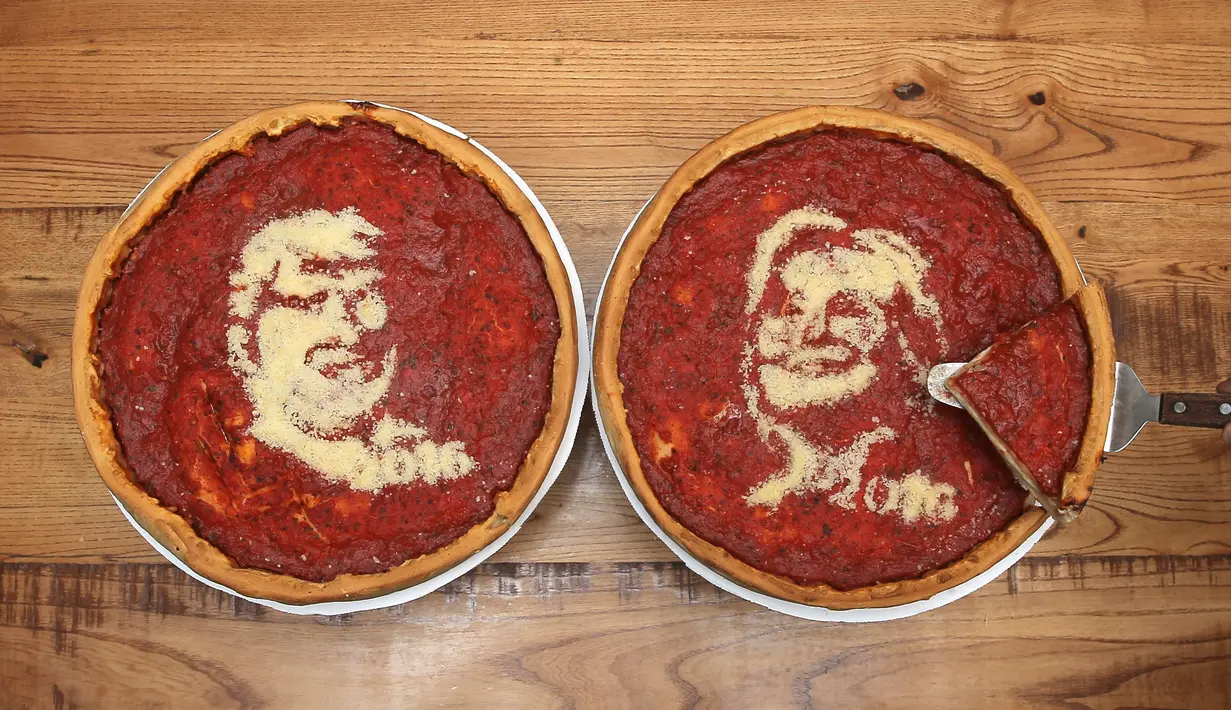 Dua loyang pizza bergambar wajah calon presiden AS dari Partai Republik, Donald Trump dan rivalnya dari Partai Demokrat, Hillary Clinton di Giordano Pizzeria, Chicago, Selasa (27/9). (REUTERS / Jim Young)