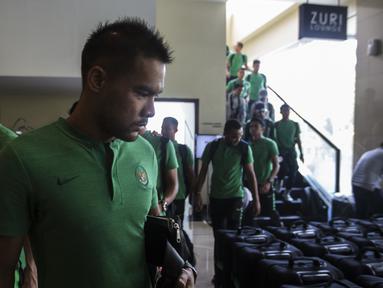 Pemain Timnas Indonesia, Andritany Ardhiyasa, melihat koper saat berada di Hotel Grand Zuri, Jawa Barat, Selasa (6/11). Timnas Indonesia akan berangkat ke Singapura untuk berlaga pada Piala AFF 2018. (Bola.com/Vitalis Yogi Trisna)