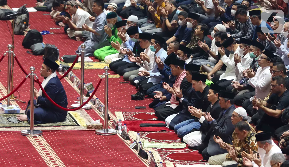 Mantan pesepakbola Timnas Jerman Mesut Ozil berdoa usai melaksanakan Sholat Jumat di Masjid Istiqlal, Jakarta, Jumat (27/5/2022). Dalam kunjungannya ke Indonesia, mantan pesepakbola Timnas Jerman tersebut menyempatkan Sholat Jumat di Masjid Istiqlal. (Liputan6.com/Herman Zakharia)
