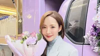 Park Min-young saat memakai jas ini kian menujukkan sisi femininnya. Sambil memegang buket dan tersenyum, Park Min-young sukses bikin penggemarnya kian menyukainya. Penampilan menawan Park Min-young ini disebut netizen layaknya bidadari. (Liputan6.com/IG/@rachel_mypark)