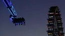 Pengunjung menikmati wahana taman hiburan selama berlangsungnya festival bir Oktoberfest di Munich, 27 September 2018. Festival yang merupakan salah satu acara paling terkenal di Jerman ini sudah ada sejak tahun 1800an. (AP/Matthias Schrader)