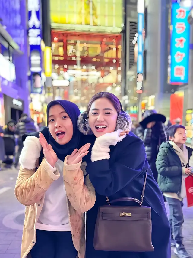 Potret Dewi Perssik Liburan ke Jepang Bareng Keluarga (credit: instagram/dewiperssik9).