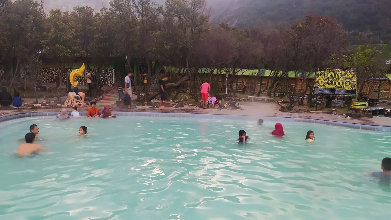 Beberapa pengunjung tengah menikmati sensasi berendam di kolam renang  air hangat dan belerang TWA Papandangan, Garut, Jawa Barat.
