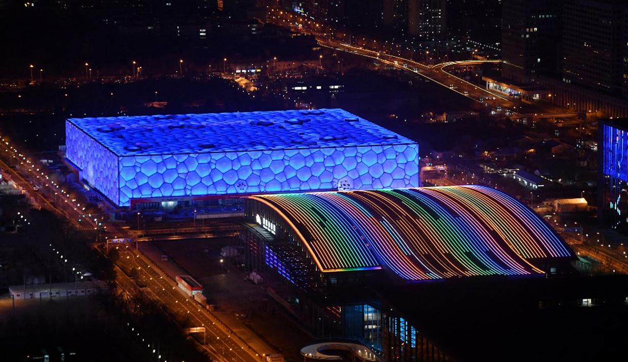 National Aquatics Center yang dikenal sebagai Ice Cube (kiri) venue untuk curling dan National Indoor Stadium (kanan) venue untuk hoki es pada Olimpiade Musim Dingin 2022 terlihat di Beijing, 3 Januari 2022. Olimpiade Musim Dingin 2022 akan dibuka pada 4 Februari mendatang. (GREG BAKER/AFP)
