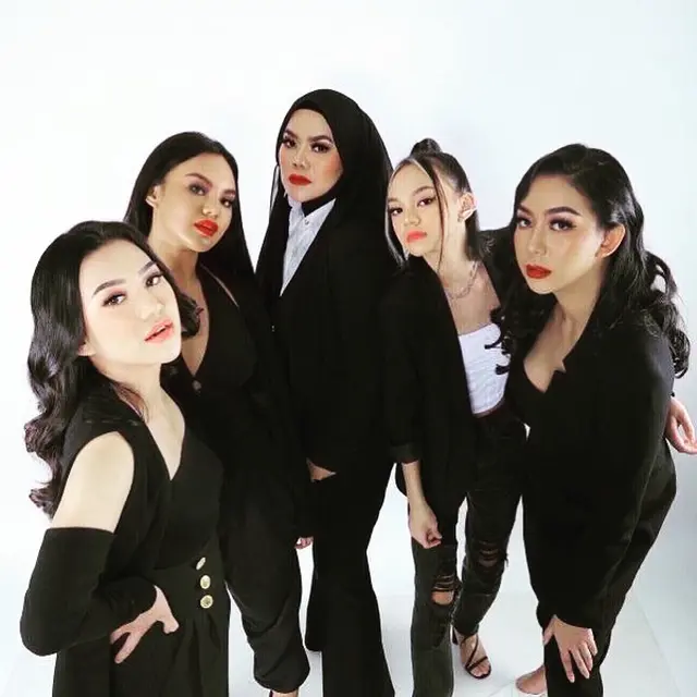 6 Momen Sarita Abdul Mukti Pemotretan Bareng Keempat Anaknya, Kompak