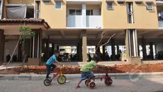 Anak kecil bermain sepeda di halaman Rusunawa Muara Baru, Jakarta, Kamis (21/05/2015). Fasilitas rusunawa muara baru akan di tambah dan diperlengkap seperti pembangunan Ruang Publik Terpadu Ramah Anak (RPTRA). (Liputan6.com/Herman Zakharia)