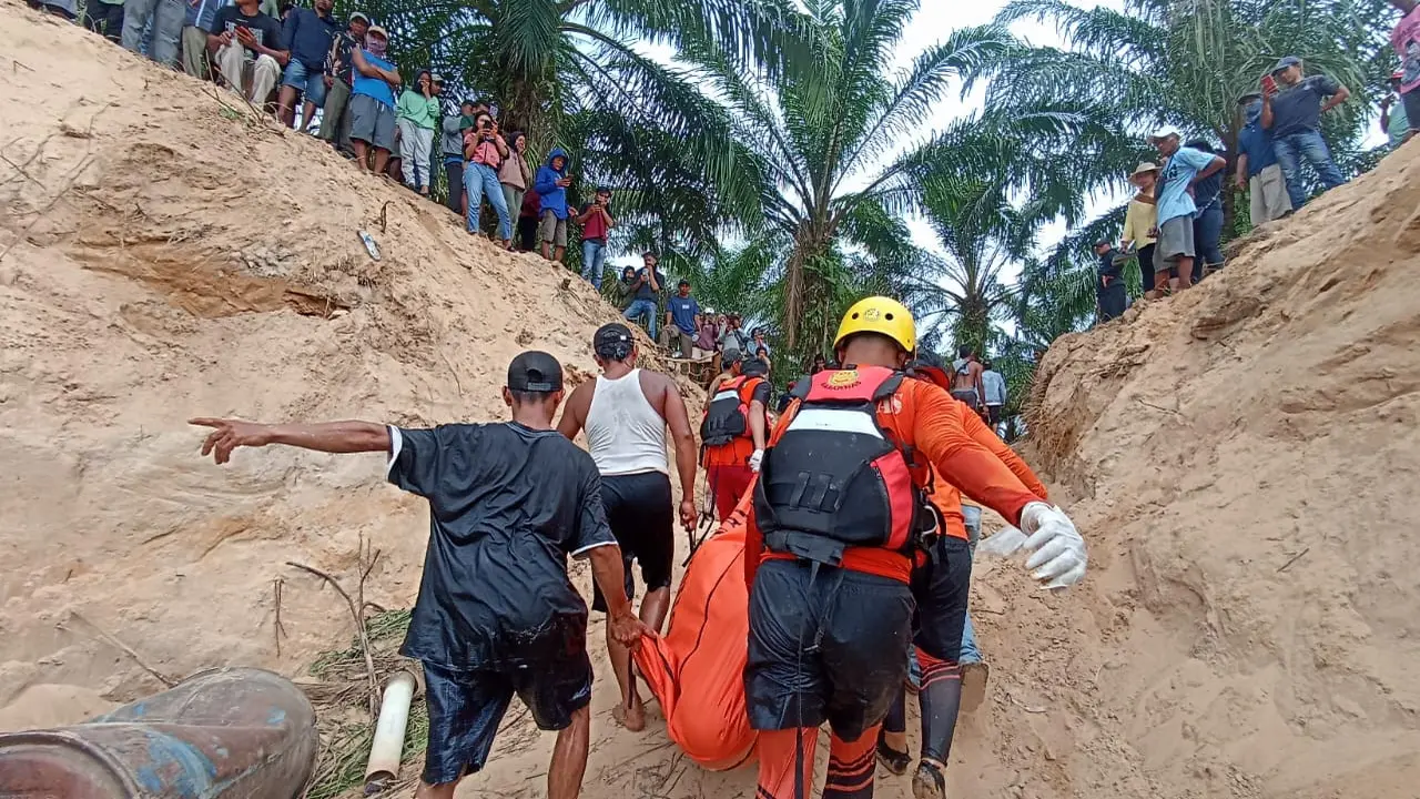 Proses evakuasi pekerja tambang pasir yang tewas tenggelam di Sungai Way Seputih Kampung, Lampung Tengah. Foto : (Istimewa).