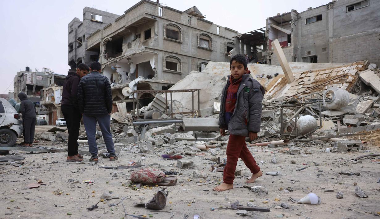 Sebagai informasi, serangan ini terjadi hanya tiga hari setelah Israel membuka kembali perbatasan Rafah dengan Mesir. Tampak dalam foto, warga Palestina yang mengungsi memeriksa kerusakan setelah pesawat Israel menargetkan sebuah rumah berlantai lima tadi malam, di Khan Yunis, Jalur Gaza selatan, pada Kamis 6 Februari 2026. (Bashar Taleb/AFP)