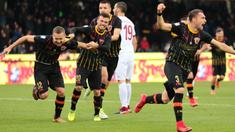 Striker Benevento, George Puscas, merayakan gol yang dicetaknya ke gawang AC Milan pada laga Serie A Italia di Stadion Ciro Vigorito, Benevento, Minggu (3/12/2017). Kedua klub bermain imbang 2-2. (AFP/Carlo Hermann)