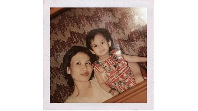 Potret masa kecil Vanessa Angel saat bersama almarhum ibunda, terlihat menggemaskan.