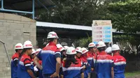 Para Finalis CJA Energi Muda Pertamina mendengarkan penjelasan di TBBM Pertamina MOR IV Semarang. (foto : Liputan6.com/energimudasemarang/edhie prayitno ige)