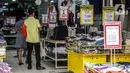 Pegawai melayani pengunjung yang melihat-lihat pakaian di salah satu tenant di Pasar Baru, Jakarta, Rabu (5/4/2021). Selama pandemi COVID-19, tak banyak orang yang mau berbelanja di luar rumah. (Liputan6.com/Faizal Fanani)