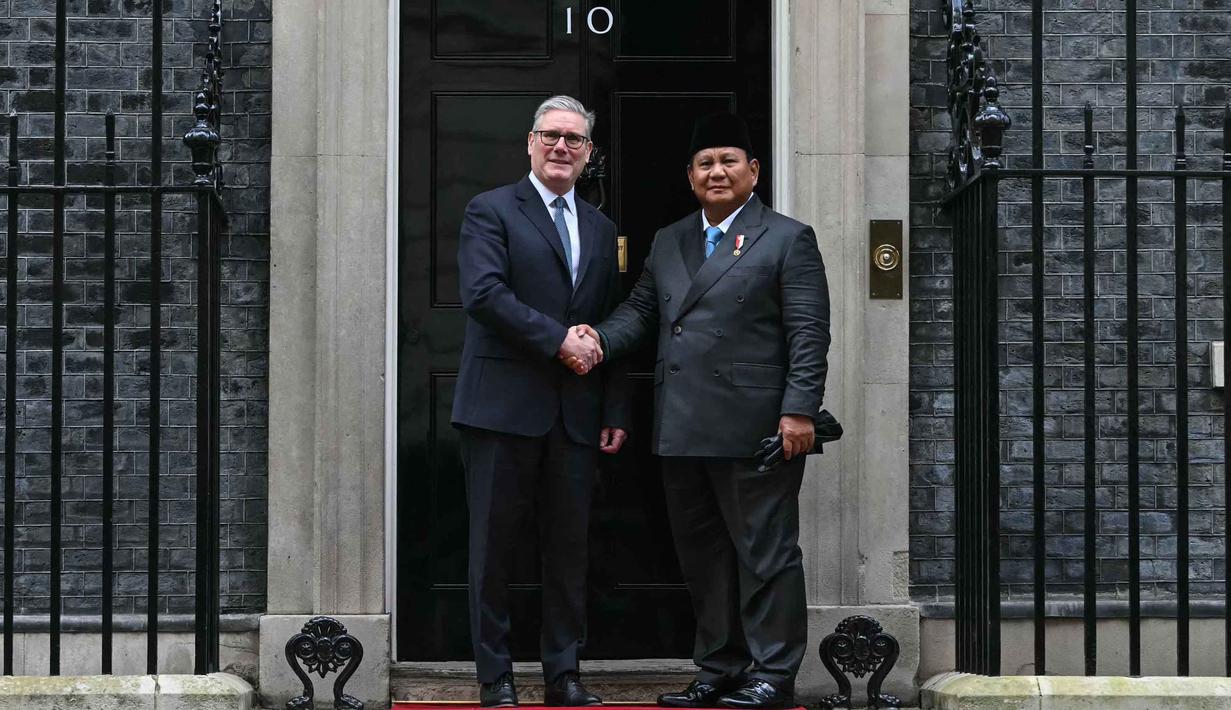 Sebagai informasi, salah satu topik utama yang dibahas adalah pengembangan The Economic Growth Partnership sebagai upaya meningkatkan hubungan perdagangan dan investasi. Tampak dalam foto, Perdana Menteri Inggris Keir Starmer (kiri) menyambut Presiden Indonesia Prabowo Subianto (kanan) di Downing Street untuk pertemuan mereka di pusat kota London pada 20 Januari 2026. (JUSTIN TALLIS/POOL/AFP)
