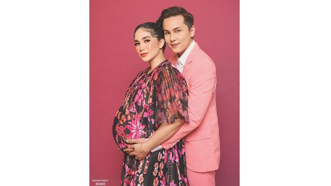 6 Gaya Maternity Shoot Ussy Sulistiawaty Bertema Fashionable, Tampil Modis (sumber: Instagram.com/riomotret)