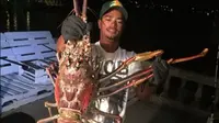 Seorang nelayan berhasil menangkap lobster yang ukurannya luar biasa besar. Mungkin, bisa dibilang itu monster lobster