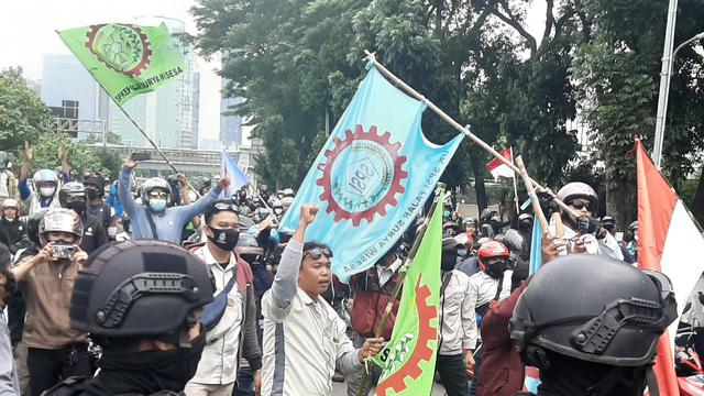 Sejumlah aliansi buruh yang demo tolak Omnibus Law RUU Cipta Kerja diadang Brimob saat menuju ke Gedung DPR/MPR, Kamis (9/10/2020)