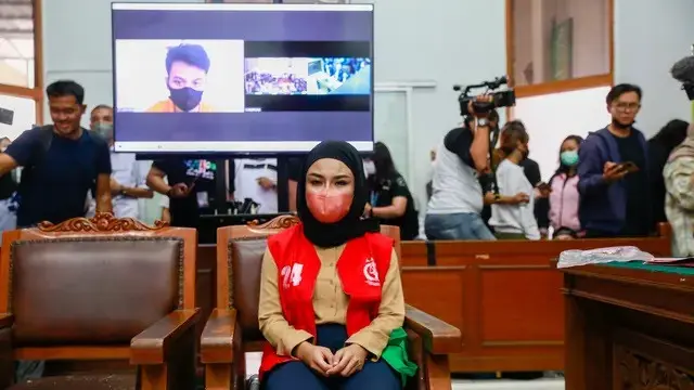 Ayahnya Meninggal, Ini 5 Potret Pilu Medina Zein Saksikan Pemakaman dari Penjara