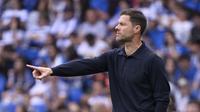 Pelatih Real Madrid, Xabi Alonso, memberikan instruksi saat timnya berhadapan dengan Real Sociedad pada pekan 4 Liga Spanyol 2025/2026, Sabtu (13/9/2025) malam WIB. (ANDER GILLENEA / AFP)