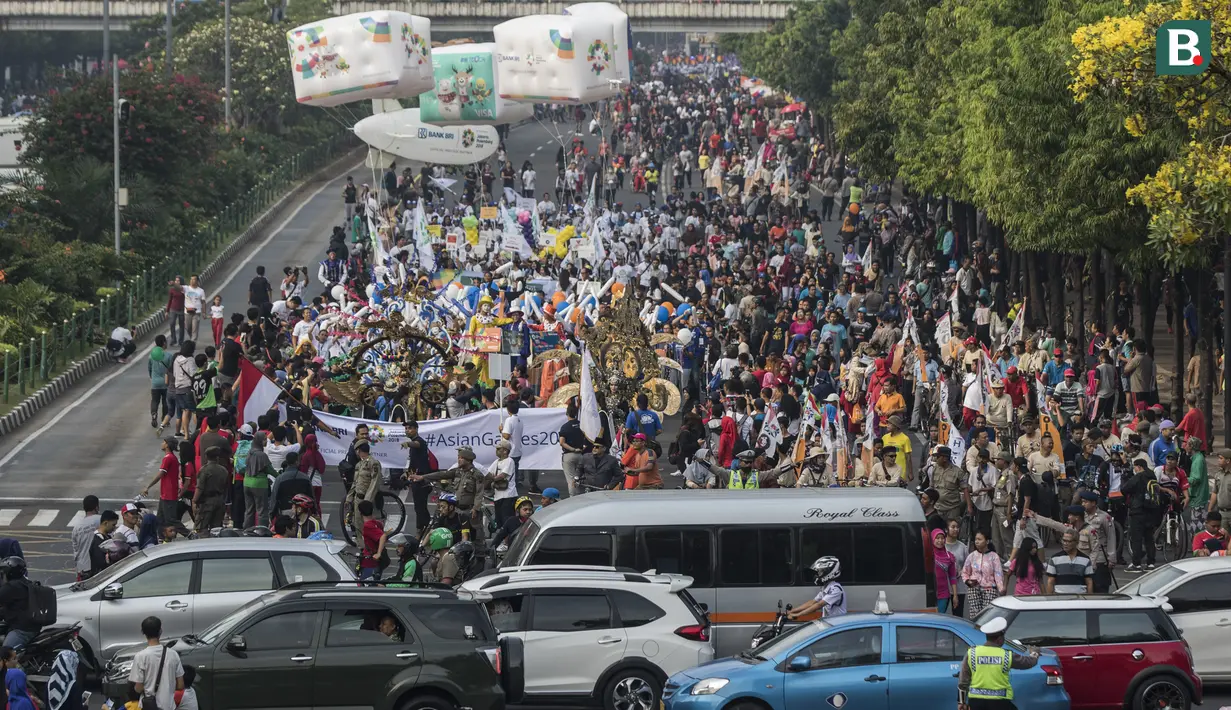 Suasana kemeriahan saat Parade Asian Games 2018 di Jakarta, Minggu (13/5/2018). Parade ini diadakan untuk mempopulerkan multievent empat tahunan tersebut. (Bola.com/Vitalis Yogi Trisna)