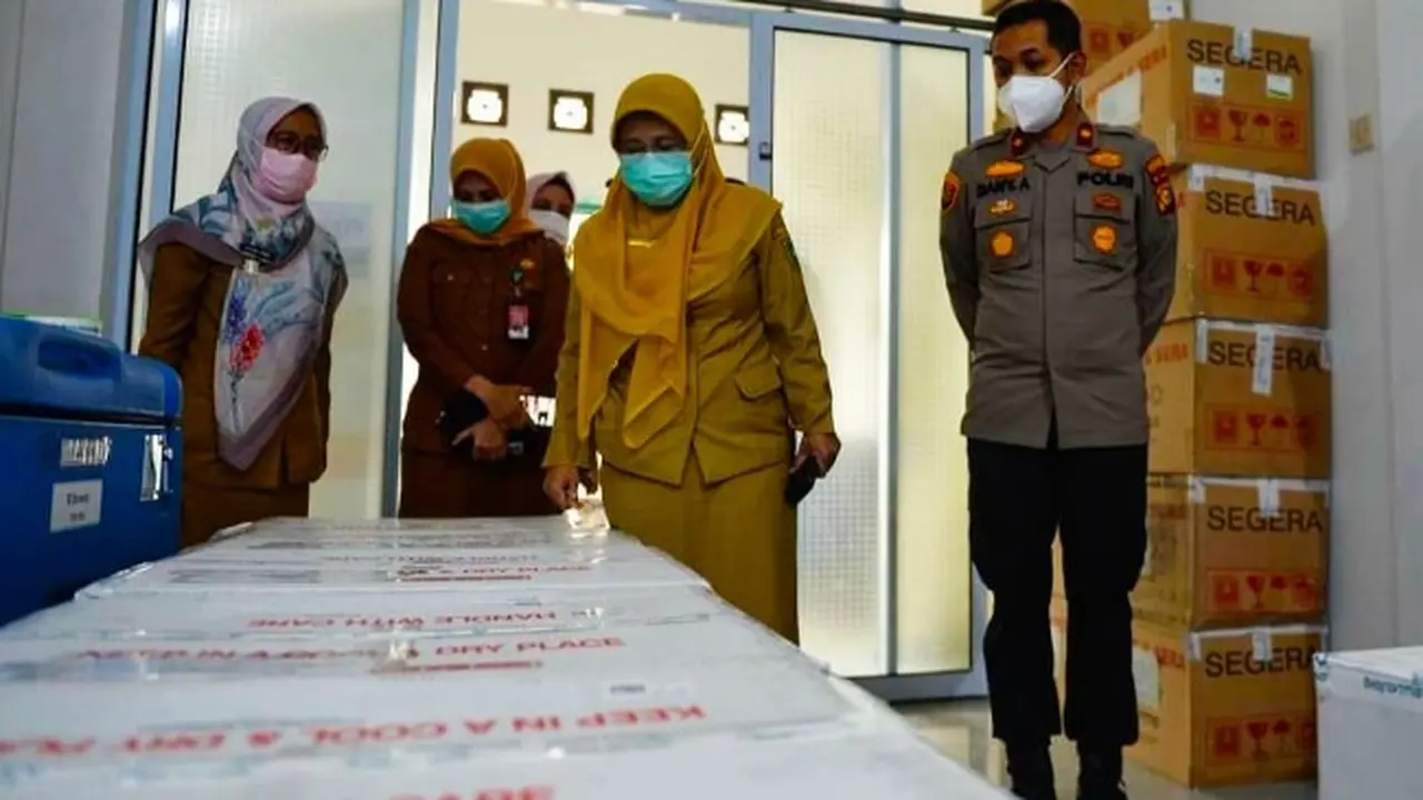Kepala Dinas Kesehatan Riau Mimi Yuliani Nazir mengecek vaksin Covid-19 yang didistribusikan ke tiga dearah.