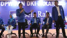 Ketua DPW PAN Eko Hendro Purnomo (Eko Patrio) memberikan sambutan dalam jumpa pers bersama Caleg terpilih di Sekretariat DPW PAN, Jakarta Timur, Senin (20/5). Eko mengucapkan terima kasih kepada warga Jakarta yang telah memberikan amanah suaranya ke PAN pada pemilu 2019. (Liputan6.com/HO/Soni)