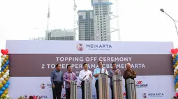 Menko Kemaritiman Luhut Panjaitan bersama CEO Lippo Group James Riady dan Presiden Meikarta Ketut Budi Wijaya pada peresmian penutupan atas (toppiing off) bangunan dua tower pertama Meikarta, di Cikarang, Minggu (29/10). (Liputan6.com/Pool)