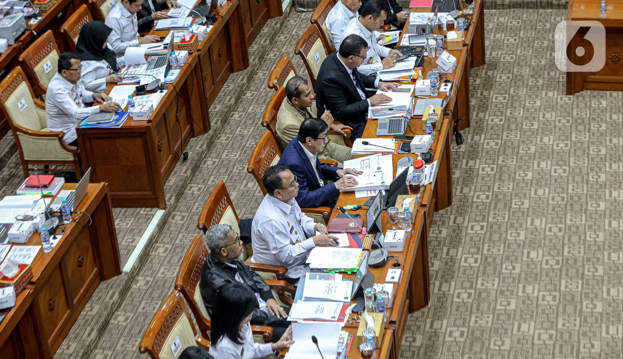 Komisi III DPR RI bersama Kementerian Hukum dan HAM (Kemenkumham) menggelar rapat membahas rencana kerja dan anggaran 2024. (Liputan6.com/Faizal Fanani)