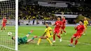Pemain Malaysia, La'Vere Corbin-Ong mencetak gol ke gawang Vietnam dalam laga Grup F Kualifikasi Piala Asia 2027 di Stadion Nasional Bukit Jalil, Kuala Lumpur, Malaysia, Selasa (10/06/2025). (AFP/Mohd Rasfan)