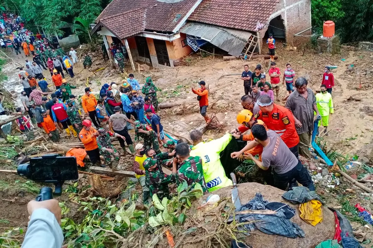 Longsor di Banyumas, Jawa Tengah menyebabkan lima korban jiwa. (Foto: Liputan6.com/Basarnas)