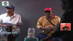 Kedai sate di Gang Lele, Jatinegara, Jakarta Timur, hadirkan hiburan sajian musik keroncong yang menimbulkan nostalgia kampung halaman.