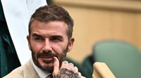 Kedatangan Beckham di Royal Box bertepatan dengan pembukaan atap di Centre Court setelah beberapa kali hujan, dengan sinar matahari menyinari rerumputan. (AFP/Sebastien Bozon)