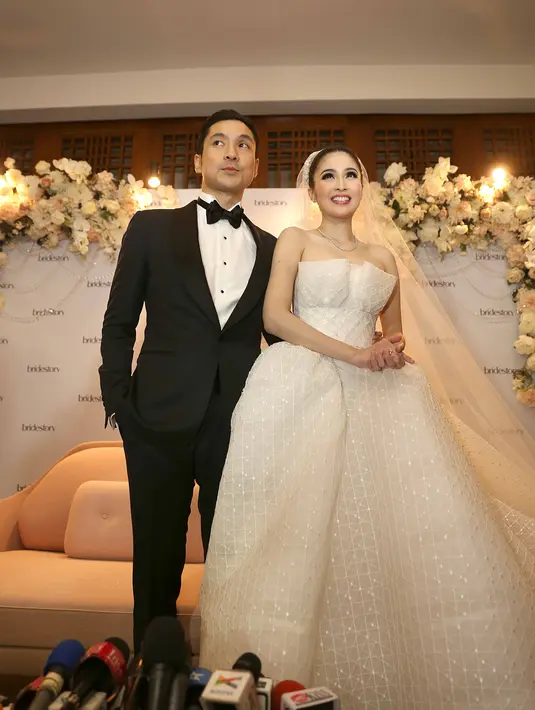 Pernikahan mewah baru saja digelar. Setelah melakukan pemberkatan nikah di Gereja Katedral, malam harinya, pasangan pengantin baru itu menggelar resepsi pernikahan di hotel Dharmawangsa. (Nurwahyunan/Bintang.com)